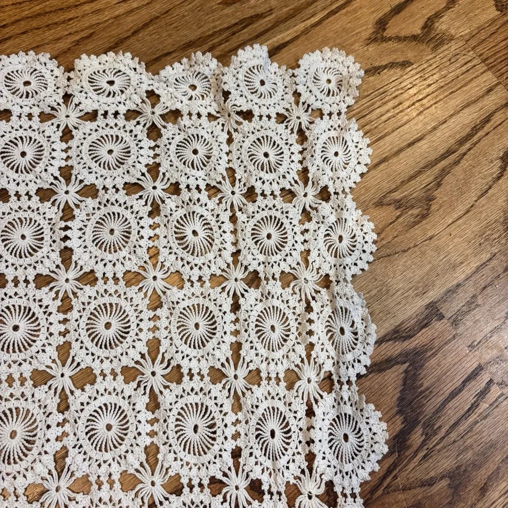 Vintage Handmade Crochet Lace Tablecloth Doily Medallion Motif 30